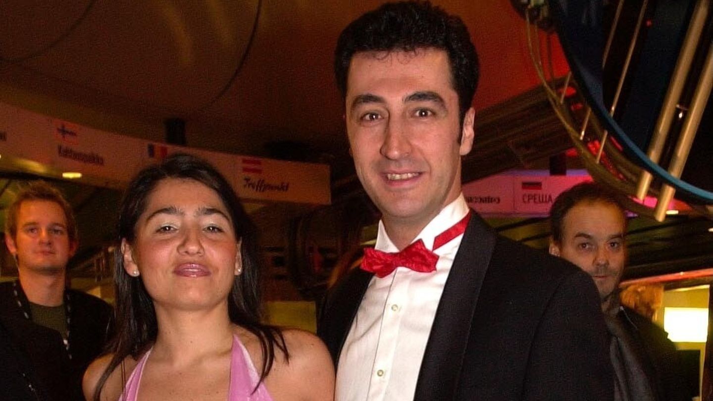 Özdemir 2002 mit seiner damaligen Freundin und späteren Ehefrau Pia Castro, mit der er zwei Kinder hat, auf der Echo-Verleihung. Es folgt der erste Bruch seiner Karriere: Der Grüne hat einen Privatkredit von über 80.000 Euro erhalten und dienstlich erworbene Bonusmeilen auf Flügen privat in Anspruch genommen hat. Özdemir tritt von seinem Amt als innenpolitischer Sprecher zurück und verzichtet auf die nächste Bundestagskandidatur