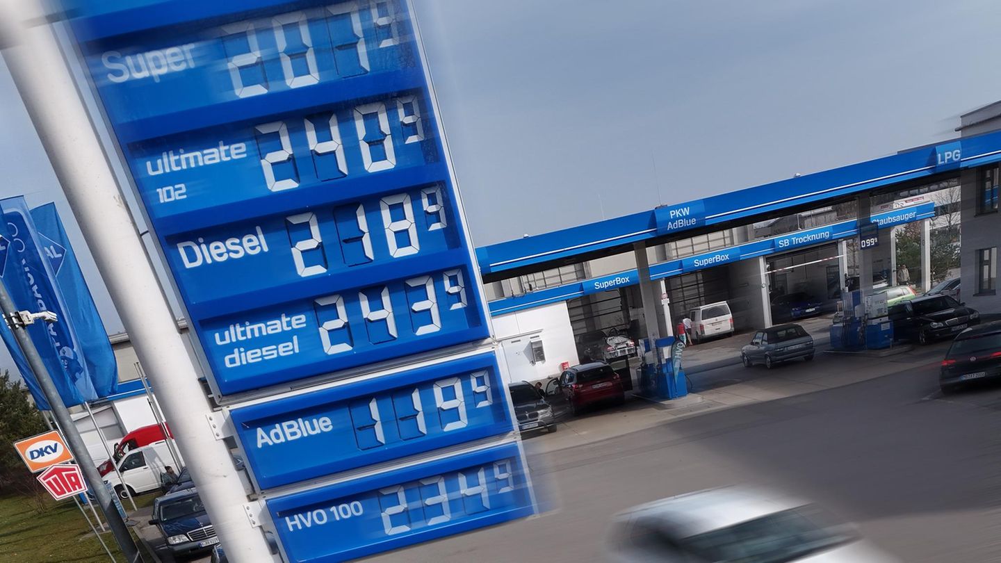 An den Anzeigetafeln der Tankstellen finden die Autofahrer jeden Tag gestiegene Preise