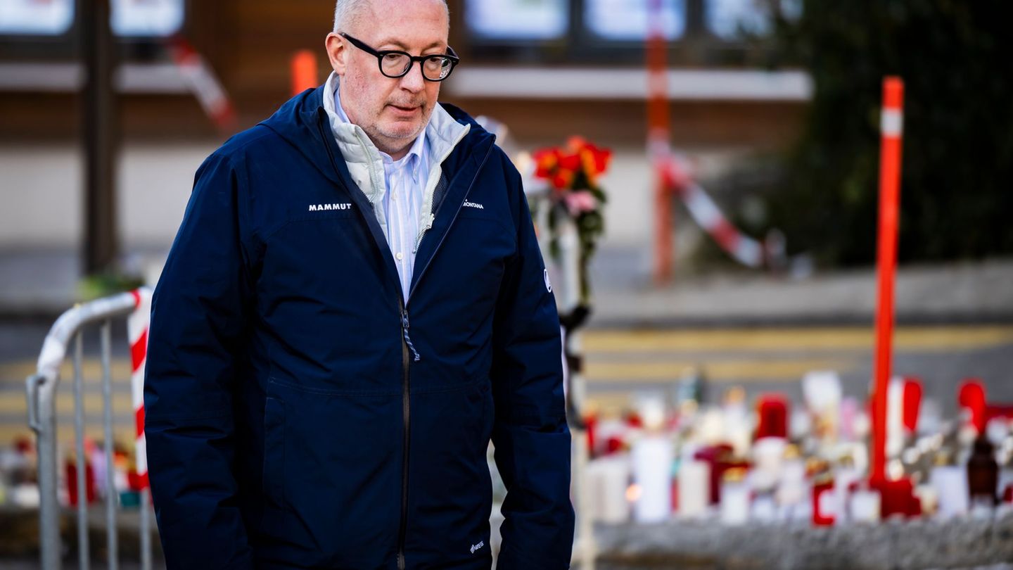 Steht nun auch im Visier der Ermittler: Crans-Montanas Bürgermeister Nicolas Féroud. (Archivbild) Foto: Jean-Christophe Bott/KEY