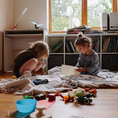 Kinder in einem Spielzimmer