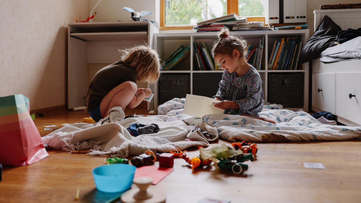 Kinder in einem Spielzimmer