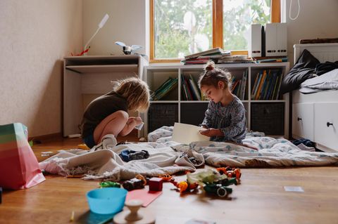 Kinder in einem Spielzimmer