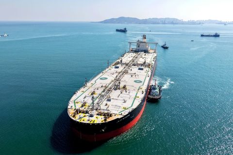 Öltanker im Hafen von Qingdao in China am 7. März