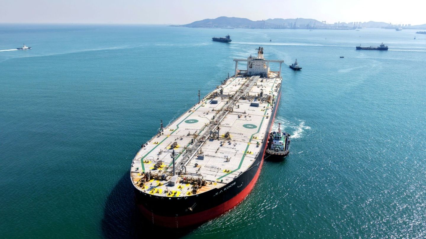 Öltanker im Hafen von Qingdao in China am 7. März