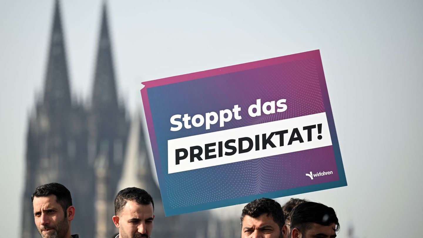 "Stoppt das Preisdiktat!" - Mietwagen-Fahrer demonstrieren gegen eine erzwungene Preiserhöhung, die die Stadt Köln plant. Foto: