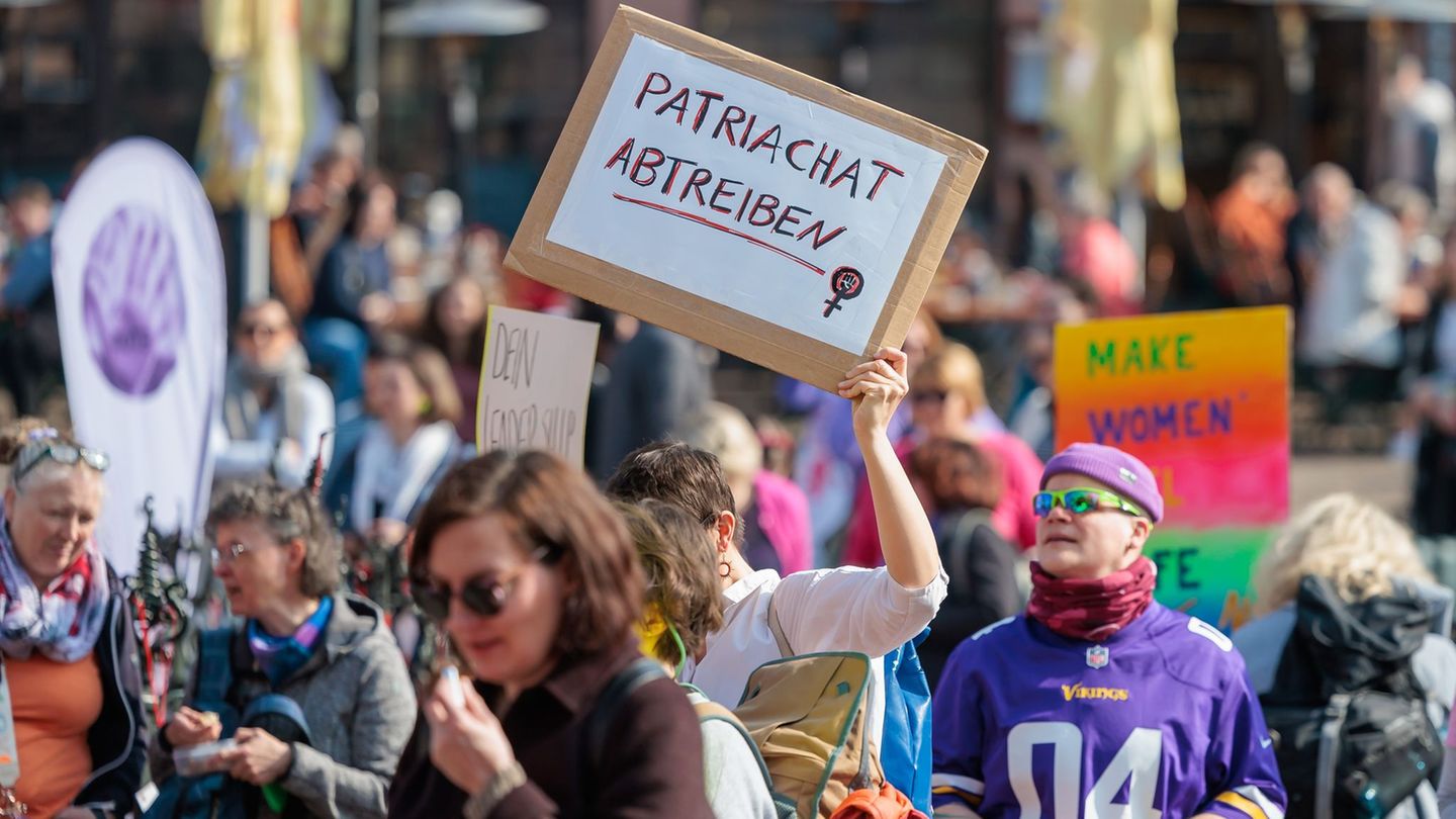 Das Töchterkollektiv hatte zur Demonstration in Frankfurt aufgerufen. Foto: Jörg Halisch/dpa