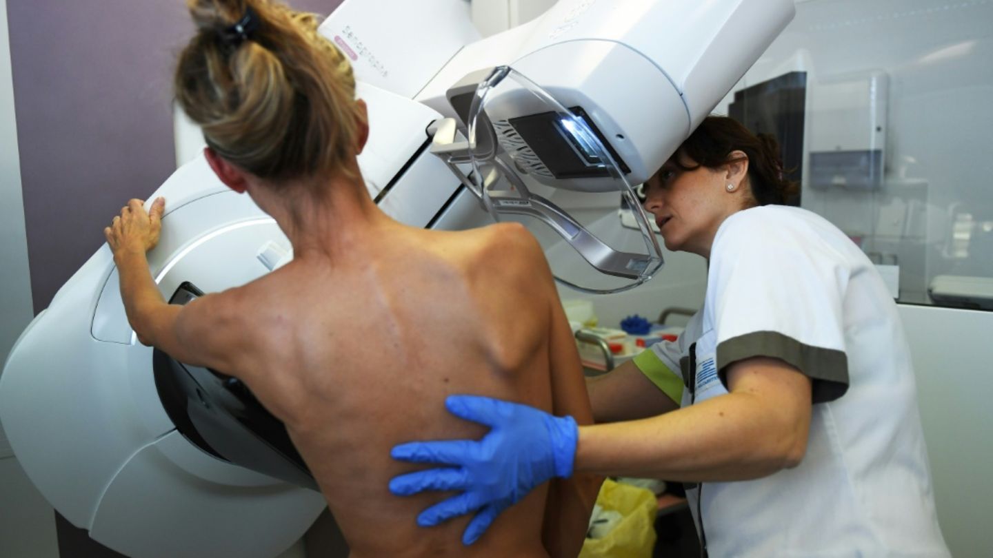 Frau bei Brustkrebsvorsorge