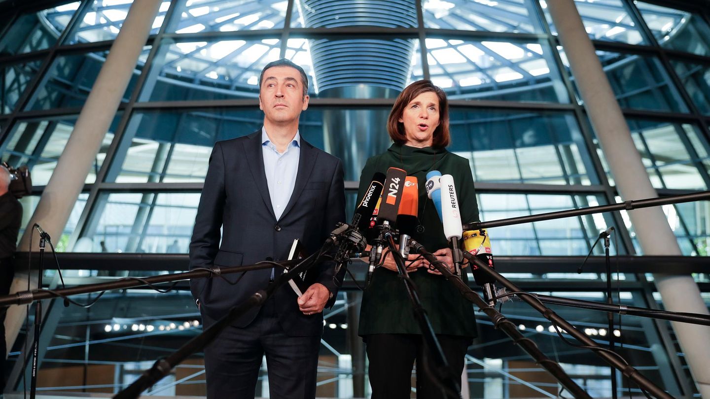 2017 folgt der nächste große Schritt. Özdemir wird neben Katrin Göring-Eckardt Spitzenkandidat für die Bundestagswahl. Die Grünen verhandeln mit der Union und der FDP unter Kanzlerin Merkel über eine Jamaika-Koalition, was spektakulär wegen des Rückziehers der Liberalen scheitert. Özdemir kann sich den Job als Außenminister abschminken