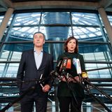 2017 folgt der nächste große Schritt. Özdemir wird neben Katrin Göring-Eckardt Spitzenkandidat für die Bundestagswahl. Die Grünen verhandeln mit der Union und der FDP unter Kanzlerin Merkel über eine Jamaika-Koalition, was spektakulär wegen des Rückziehers der Liberalen scheitert. Özdemir kann sich den Job als Außenminister abschminken