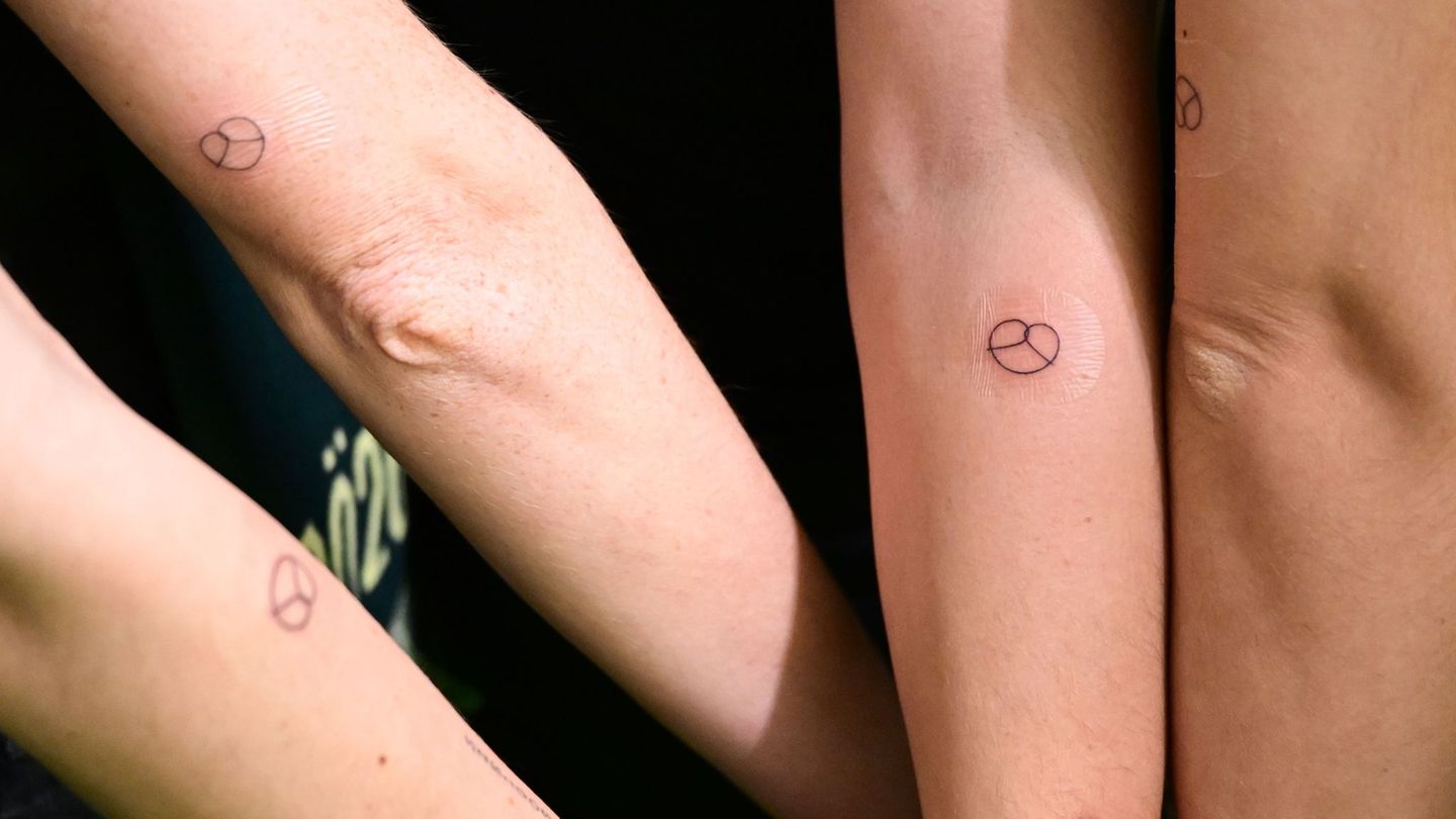 Grüne-Wahlkampfhelfer haben sich Brezel-Tattoos stechen lassen. Foto: Bernd Weißbrod/dpa