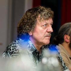 Helmut Knaus schaut konzentriert in die Ferne