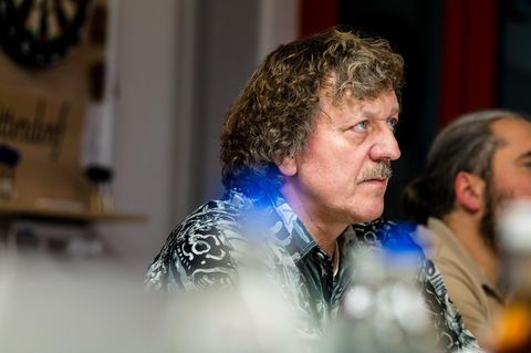 Helmut Knaus schaut konzentriert in die Ferne