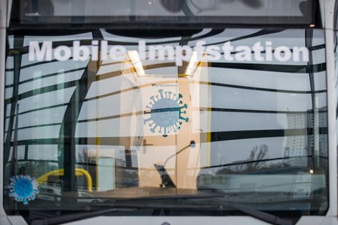 Nürnberg 2020: Ein Bus dient als mobile Impfstation.