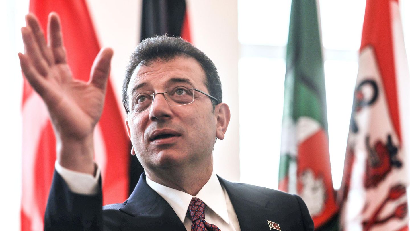 Ekrem Imamoğlu gestikuliert bei einem Empfang im Jahr 2024 mit der rechten Hand