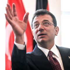 Ekrem Imamoğlu gestikuliert bei einem Empfang im Jahr 2024 mit der rechten Hand