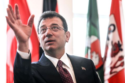 Ekrem Imamoğlu gestikuliert bei einem Empfang im Jahr 2024 mit der rechten Hand