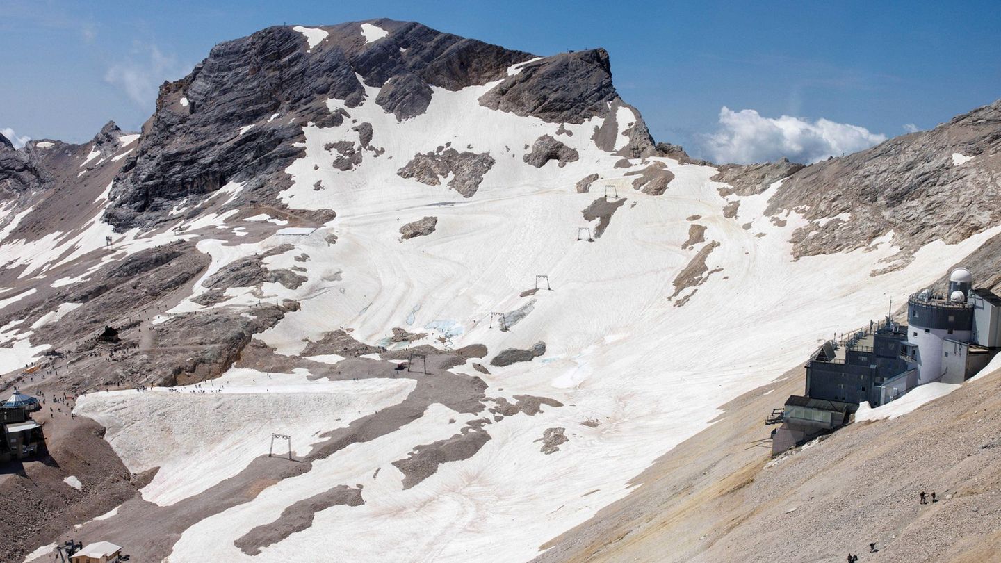 Weil der Nördliche Schneeferner unaufhaltsam schmilzt, muss nun ein Skilift abgebaut werden. (Archivfoto) Foto: Matthias Balk/dp