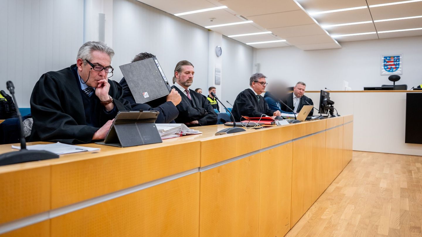 Im Prozess am Landgericht Erfurt geht es um Vorwürfe des Drogenhandels in nicht geringer Menge und mutmaßliche Beziehungen zur M