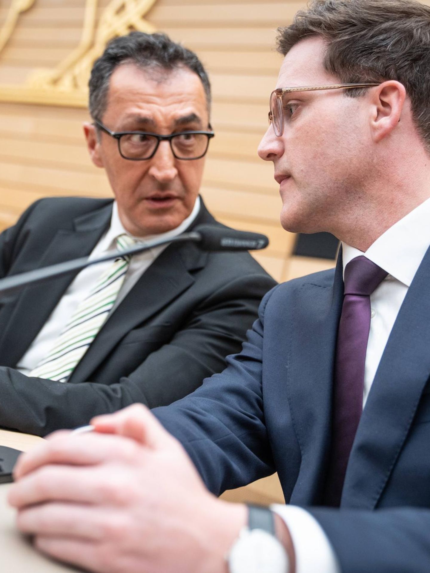 Cem Özdemir und Manuel Hagel (v.l.n.r) bei einer Pressekonferenz nach der Wahl