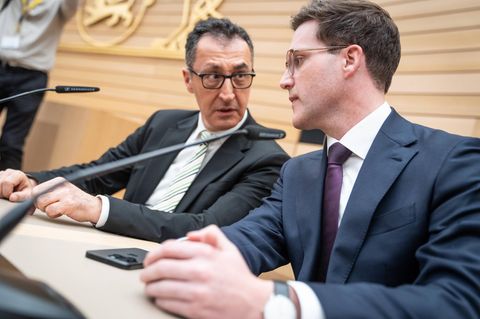 Cem Özdemir und Manuel Hagel (v.l.n.r) bei einer Pressekonferenz nach der Wahl