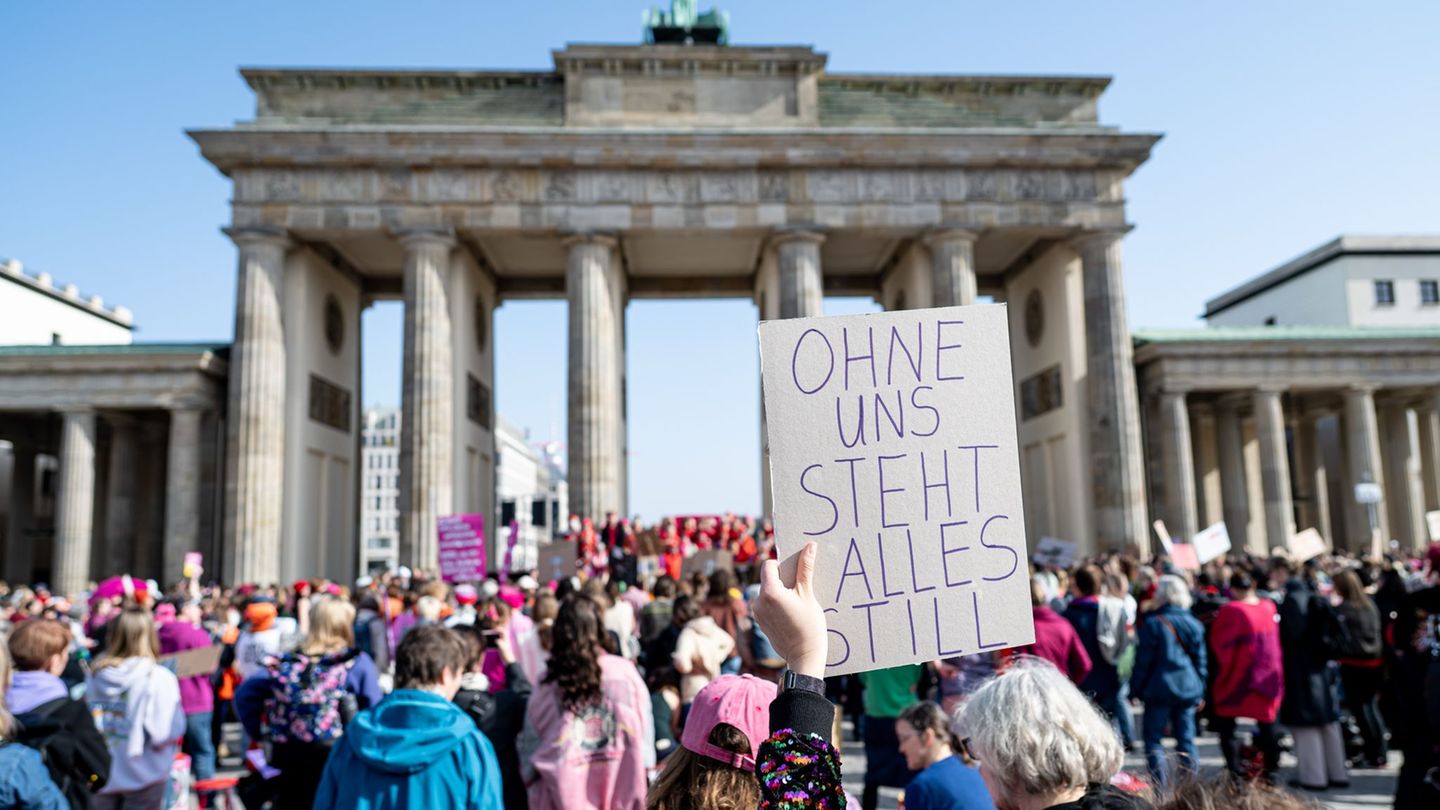 Am Brandenburger Tor machten viele Frauen ihrem Unmut über Benachteiligung Luft. Foto: Fabian Sommer/dpa