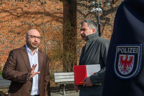 Brandenburgs Innenminister René Wilke und der Oberbürgermeister von Cottbus, Tobias Schick (beide SPD), wollen die Stadt sichere