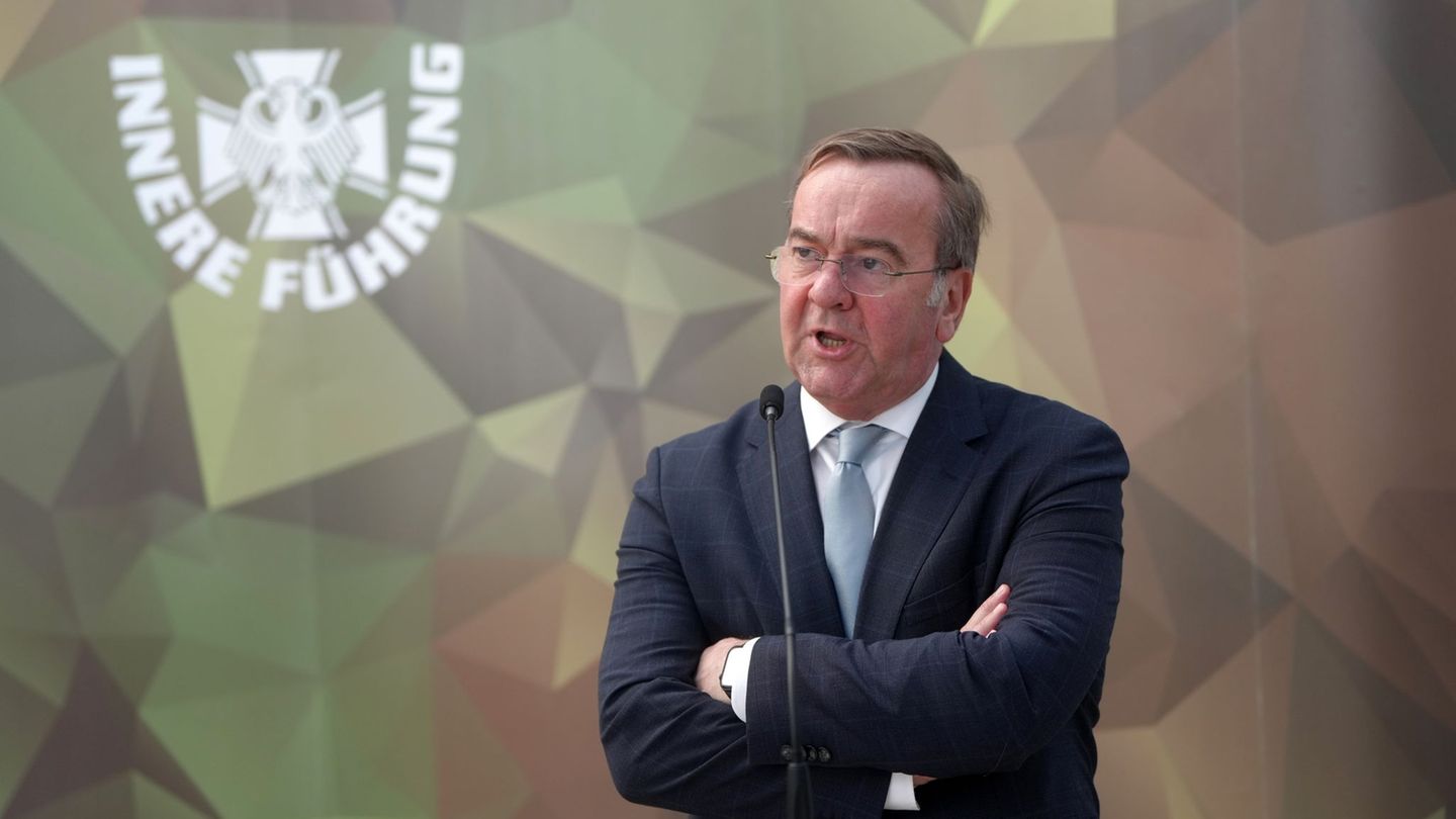 Bundesverteidigungsminister Boris Pistorius (SPD) spricht am Zentrum Innere Führung der Bundeswehr mit Soldaten. Foto: Thomas Fr