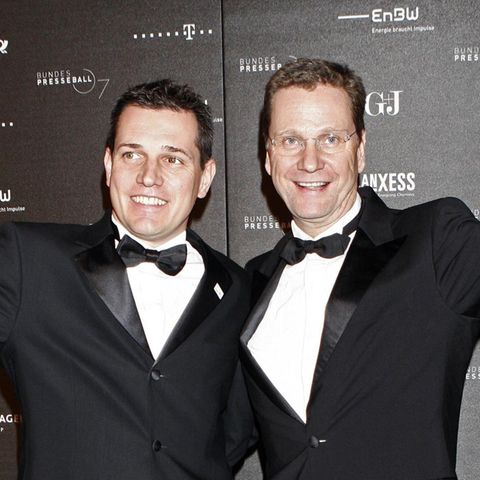 Guido Westerwelle und Michael Mronz winken auf dem roten Teppich