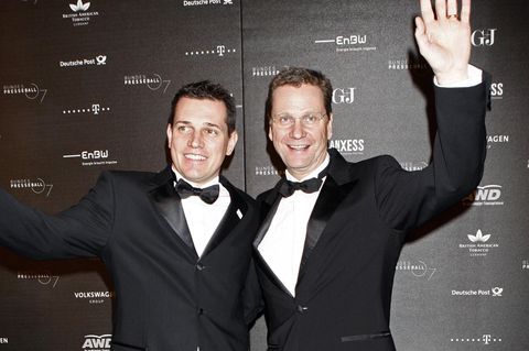 Guido Westerwelle und Michael Mronz winken auf dem roten Teppich