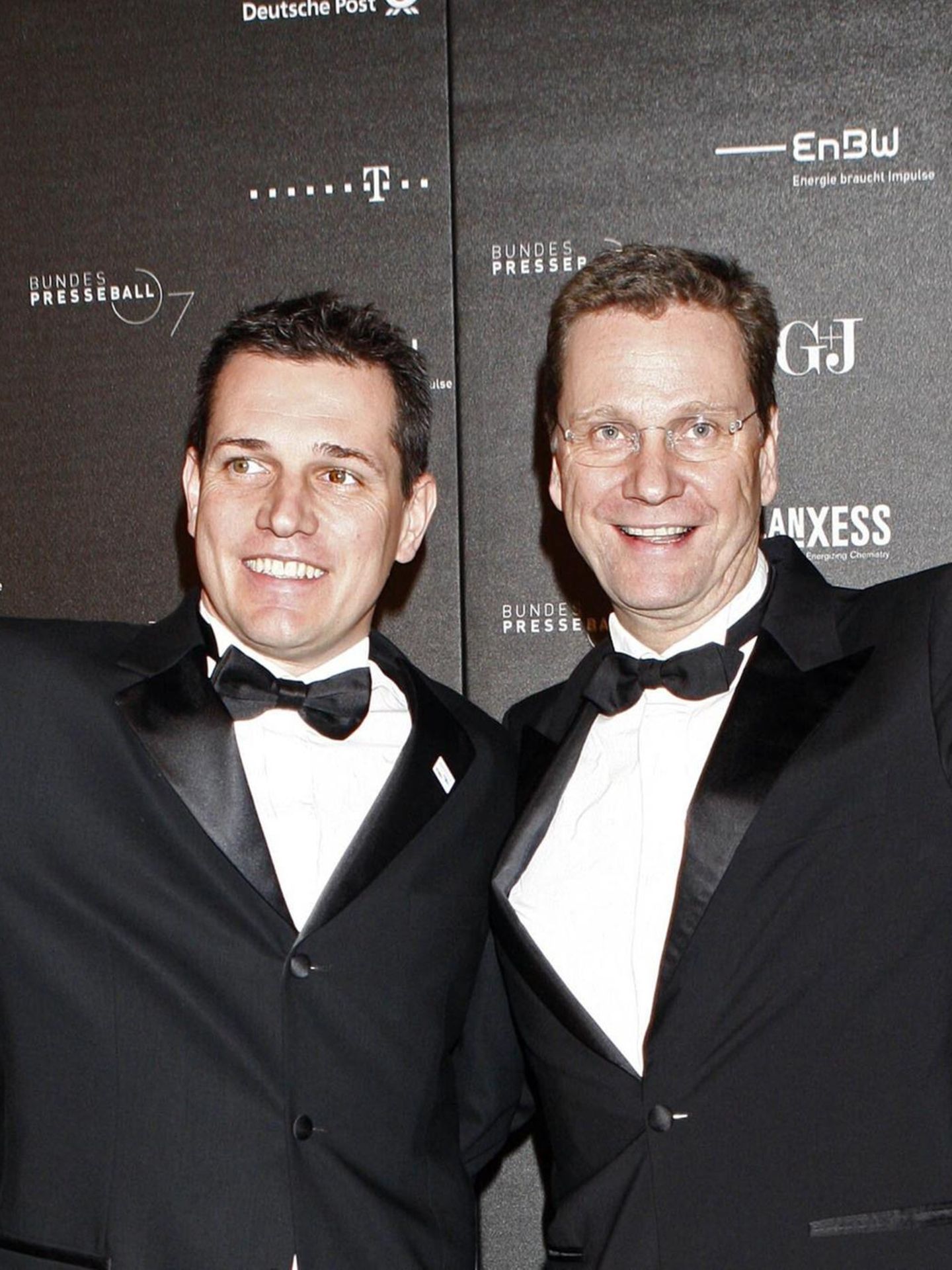 Guido Westerwelle und Michael Mronz winken auf dem roten Teppich