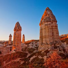 Steine in Penisform in einer Steinwüste