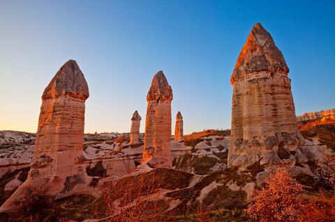 Steine in Penisform in einer Steinwüste