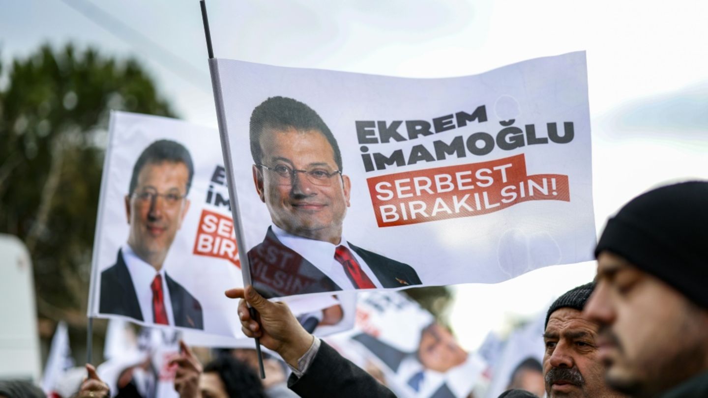 Imamoglu-Unterstützer mit Bannern