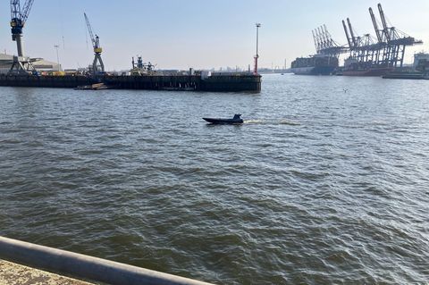 Ein Boot der Hersteller Kraken und Rheinmetall fährt ferngesteuert im Hamburger Hafen. Foto: Lukas Müller/dpa