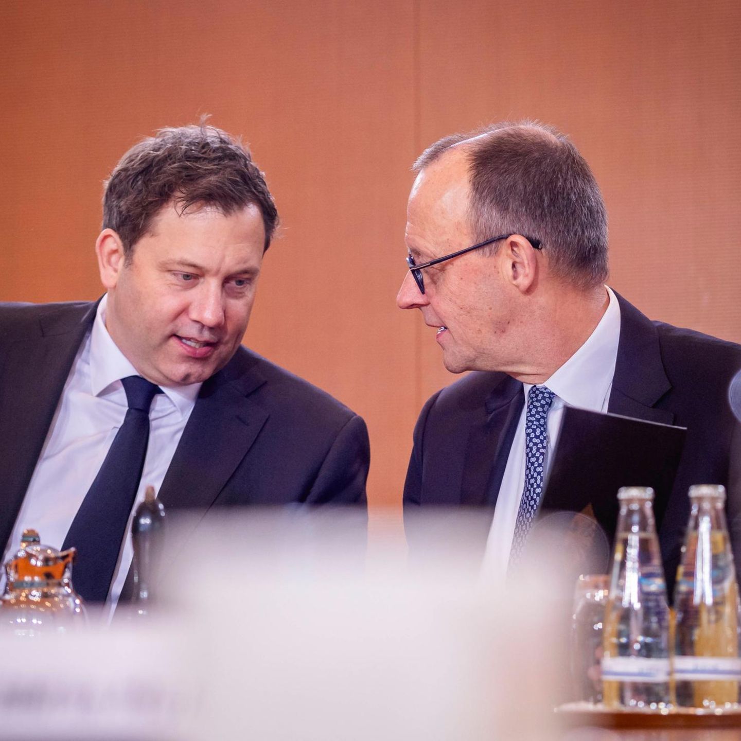 Bundeskanzler Friedrich Merz (r., CDU) und Vizekanzler und Finanzminister Lars Klingbeil (SPD)