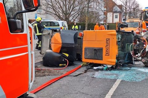 Die Feuerwehr hat in Lichtenrade eine umgekippte Kehrmaschine geborgen. Foto: -/Berliner Feuerwehr/dpa