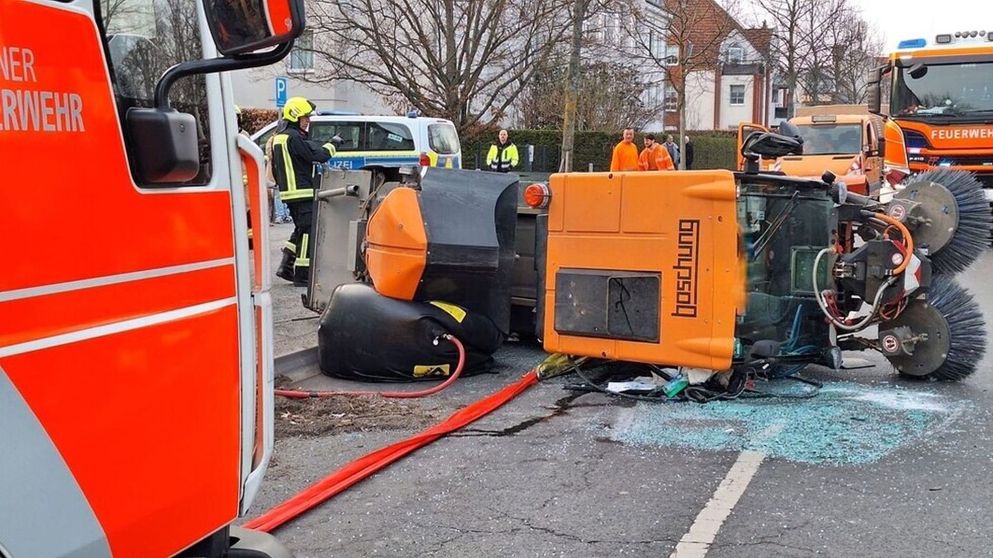 Rettungseinsatz: Kehrmaschine kippt umgekippt - Fahrer leicht verletzt