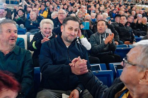 Nimmt die ersten Glückwünsche entgegen: Der neue erste Vorsitzende, André Kreuzwieser Foto: Uwe Anspach/dpa