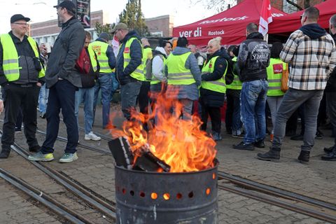 Begleitet wurden die Tarifgespräche in Rostock von einem Warnstreik bei der Rostocker Straßenbahn AG. Foto: Bernd Wüstneck/dpa