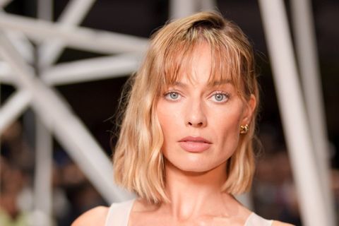 Erst auf den zweiten Blick zu erkennen: Margot Robbie bei der Pariser Fashion Week.