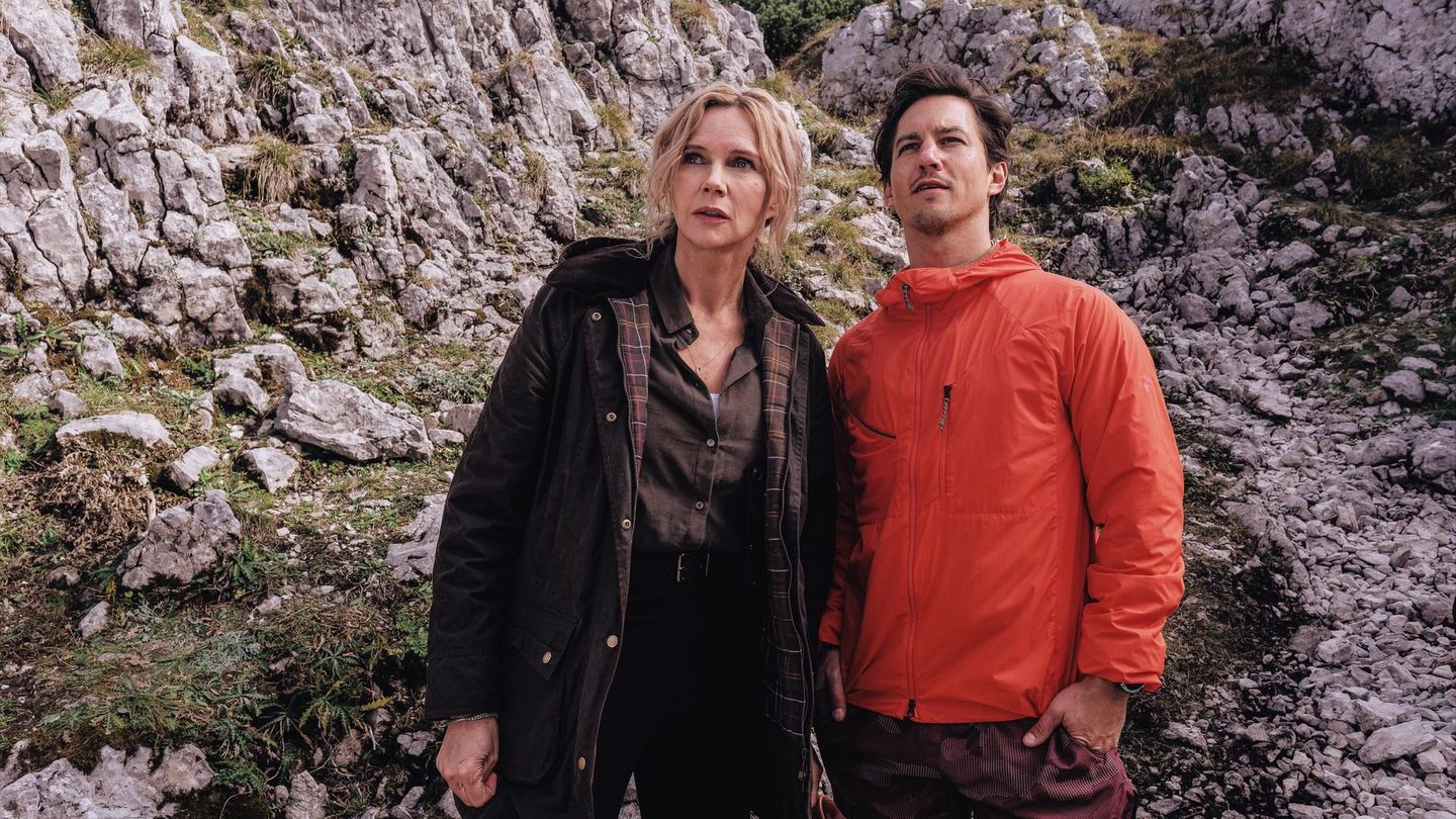 Im zweiten neuen Film der RTL-Reihe "Alpentod – Ein Bergland-Krimi" werden Kommissarin Birgit Reincke (Veronica Ferres) und ihr Kollege Jonas Becker (Tim Oliver Schultz) zu einem Tatort in einem Geröllfeld gerufen.