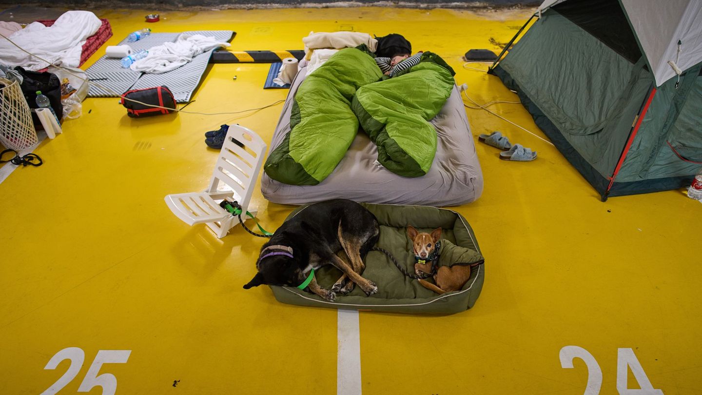 Viele Menschen in Israel schlafen derzeit in Tiefgaragen oder Schutzräumen. (Archivbild) Foto: Oded Balilty/AP/dpa