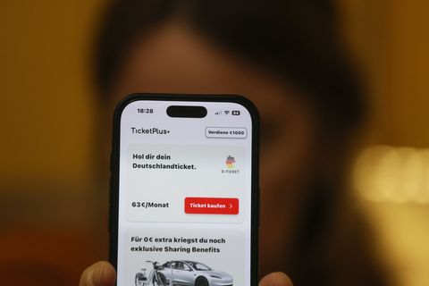 Der schneereiche Winter hat in Thüringen nach Verbandsangaben kaum Auswirkungen auf die Verkaufszahlen des Deutschlandtickets ge