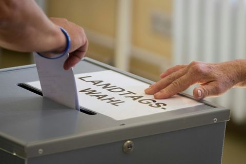 Wahlurne bei einer Landtagswahl in Brandenburg