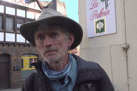 Meteoritenjäger Thierry Monter ist aus Frankreich zum Einschlagort in Koblenz angereist. Foto: Sascha Ditscher/dpa