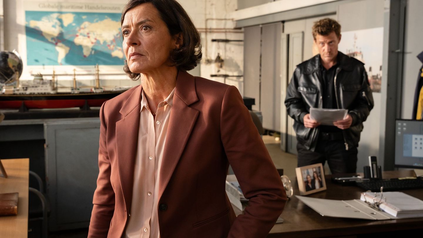 Reederei-Chefin Amke Wilhelmson (Ulrike Folkerts) wird von Henk Cassens (Maxim Mehmet) befragt - Szene aus dem ZDF-Krimi "Friesl