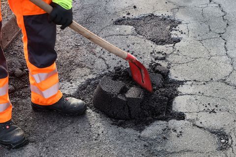 Tonnenweise Kaltasphalt haben Städte in MV in dieser Saison bereits eingesetzt. (Archivbild) Foto: Bernd Wüstneck/dpa