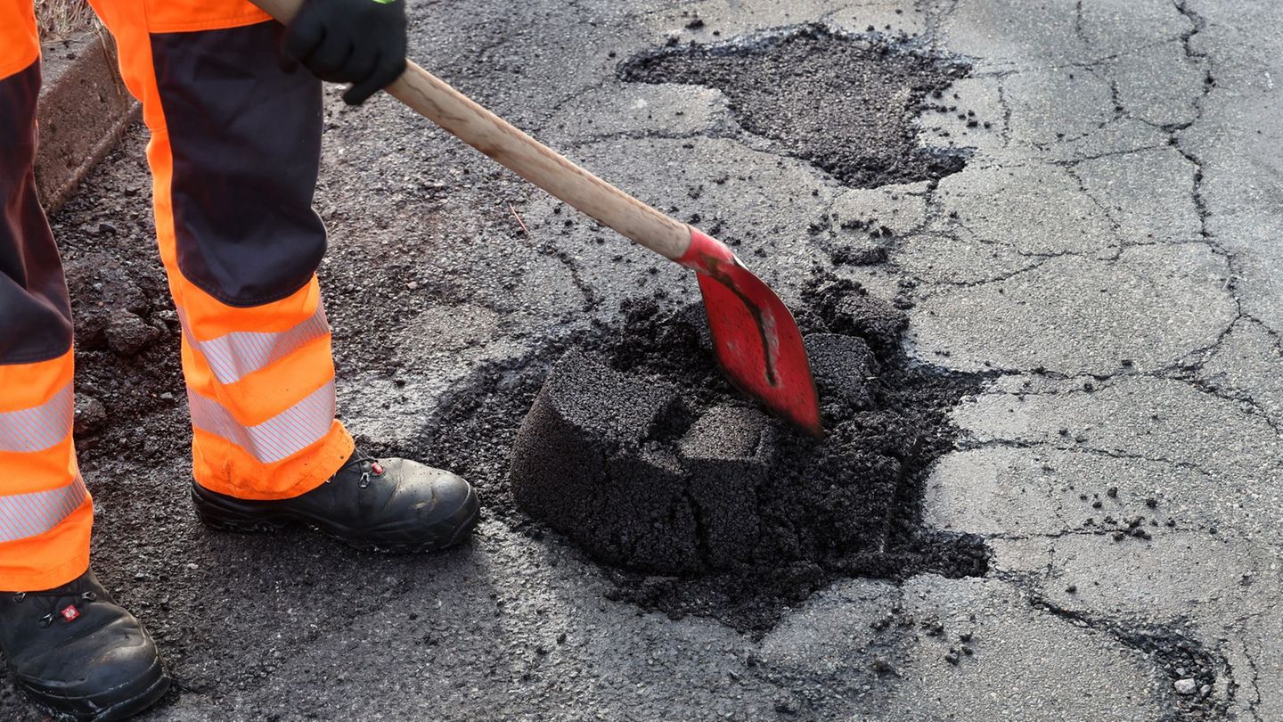 Tonnenweise Kaltasphalt haben Städte in MV in dieser Saison bereits eingesetzt. (Archivbild) Foto: Bernd Wüstneck/dpa