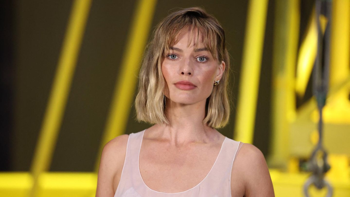 Paris Chanel Margot Robbie