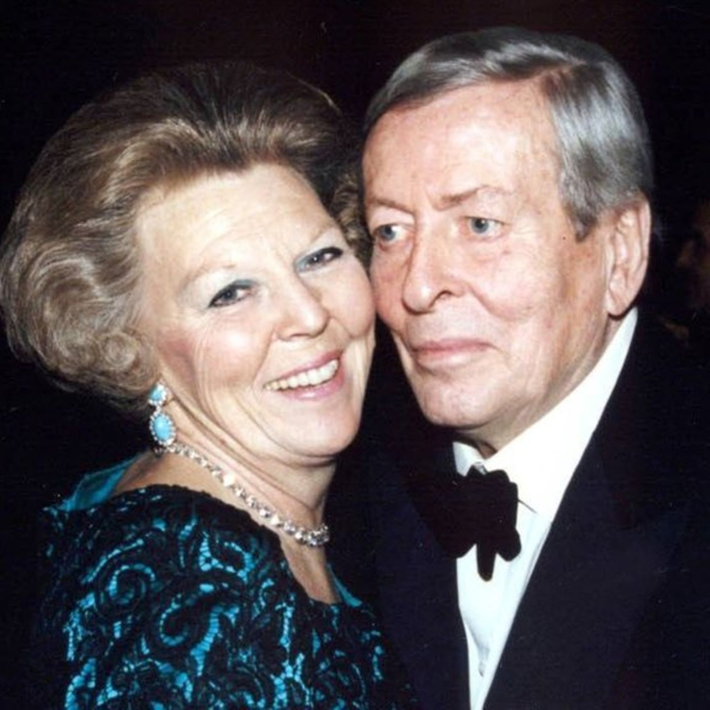 Ein Bild aus glücklichen Tagen: Beatrix der Niederlande strahlt bei einem Tanz mit ihrem Ehemann Prinz Claus.